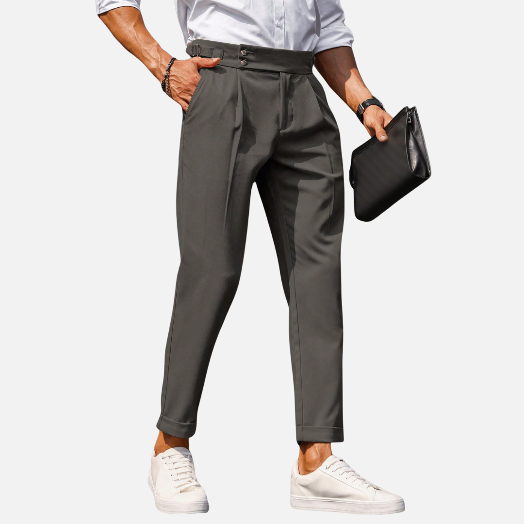 Calça Social de Alfaiataria Masculina Norvitz NV169 com pregas dobradas, bolsos inclinados e modelagem clássica. Elegância e conforto em uma peça sofisticada.
