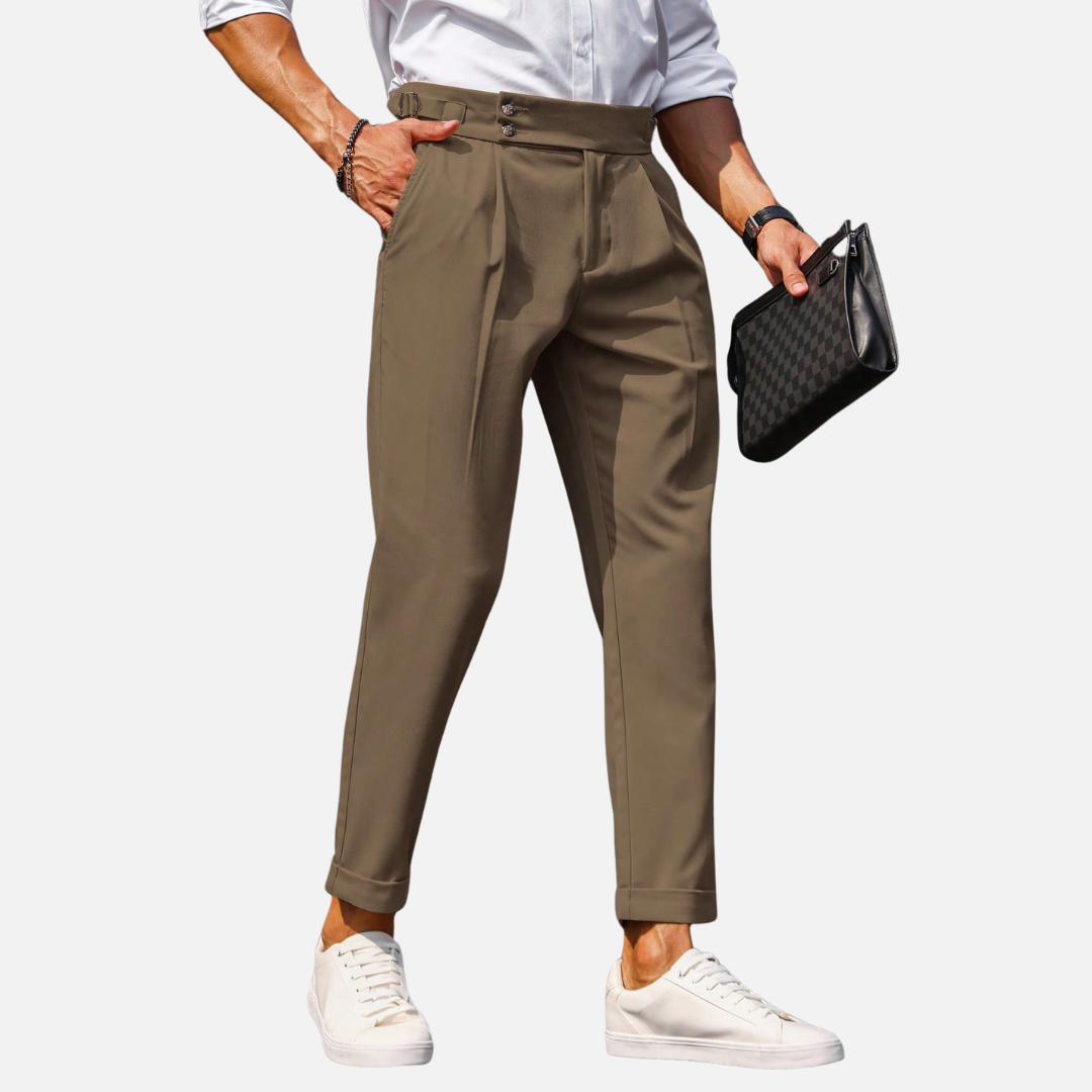 Calça Social de Alfaiataria Masculina Norvitz NV169 com pregas dobradas, bolsos inclinados e modelagem clássica. Elegância e conforto em uma peça sofisticada.
