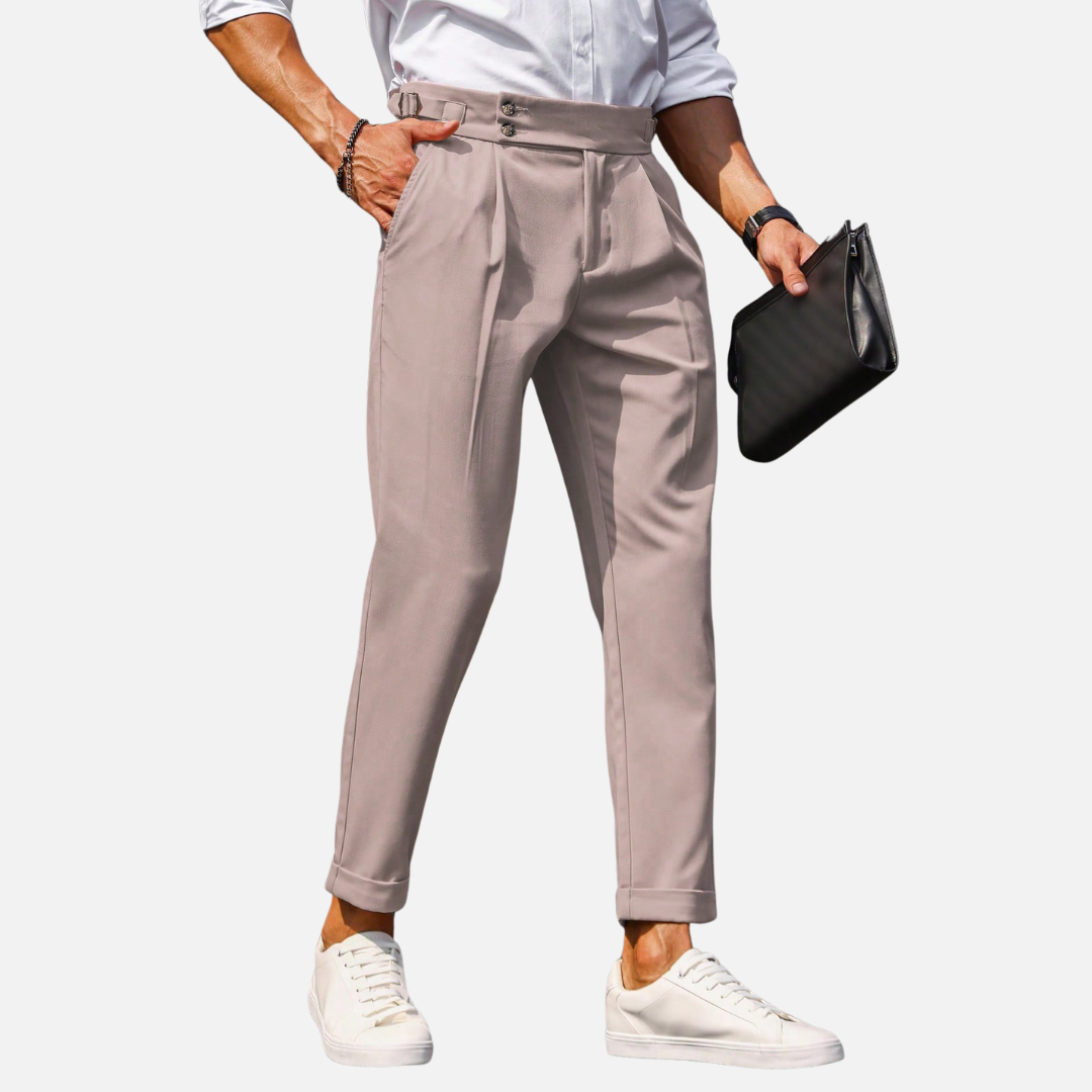 Calça Social de Alfaiataria Masculina Norvitz NV169 com pregas dobradas, bolsos inclinados e modelagem clássica. Elegância e conforto em uma peça sofisticada.