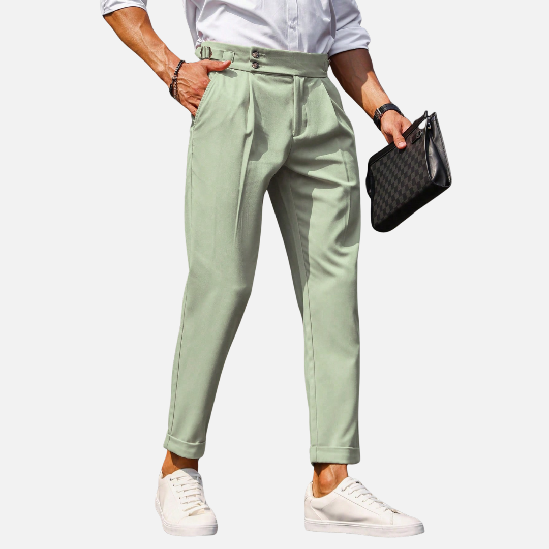 Calça Social de Alfaiataria Masculina Norvitz NV169 com pregas dobradas, bolsos inclinados e modelagem clássica. Elegância e conforto em uma peça sofisticada.